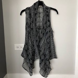 🎶 FESTIVAL FASHION 🎶 Black&White Hollister vest